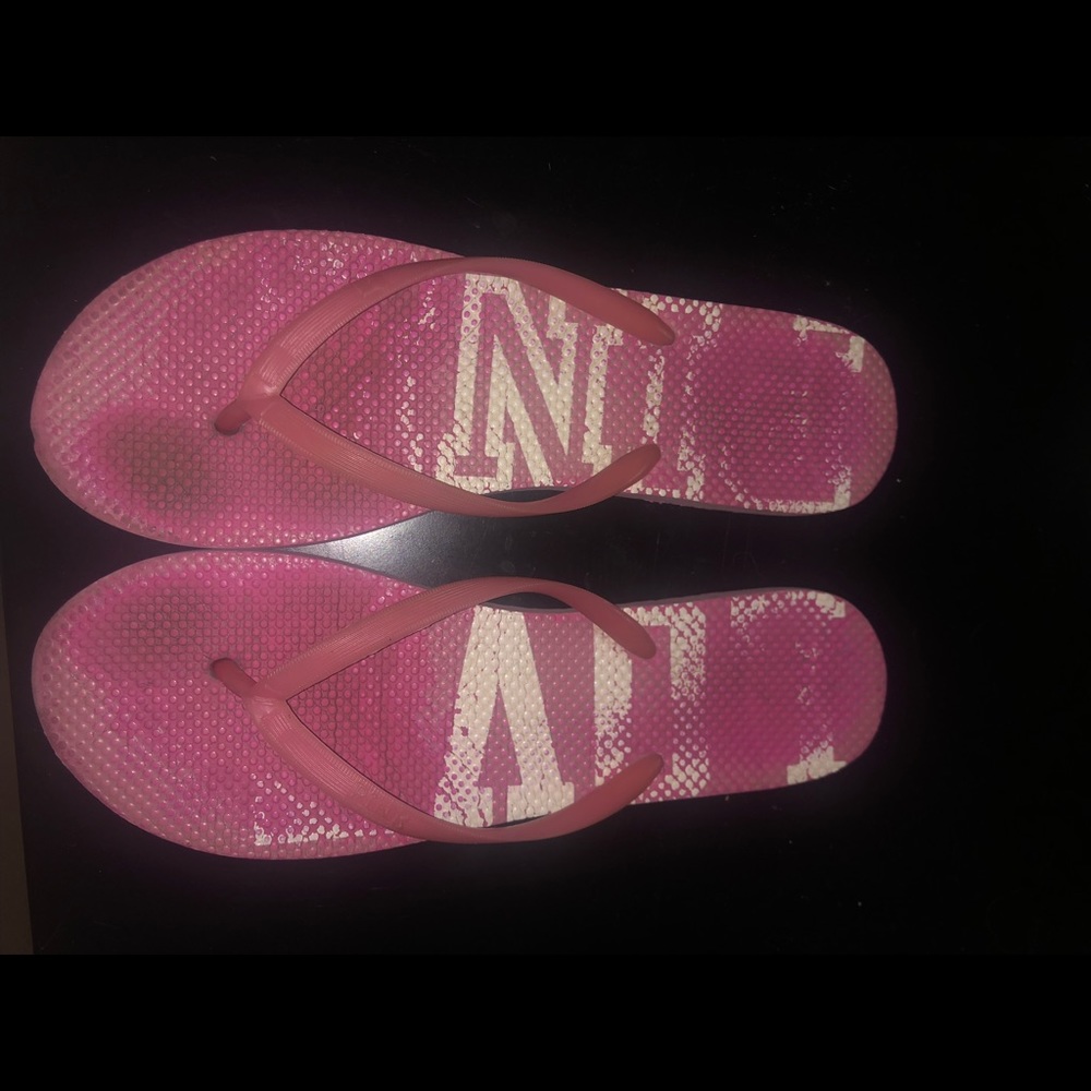 love pink victoria’s secret flip flops